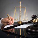 Adwokat to obrońca, którego zobowiązaniem jest konsulting pomocy z kodeksów prawnych.